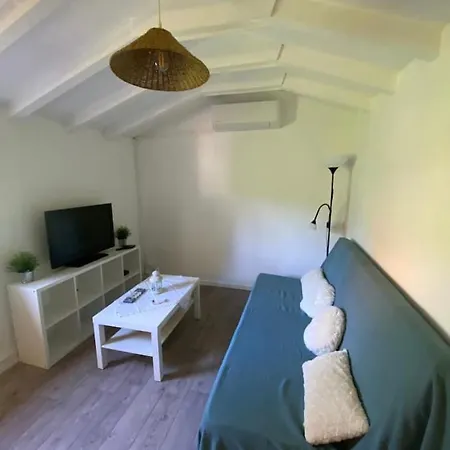 Haut De Villa Independant Sous Combles Avec Piscine Apartman *